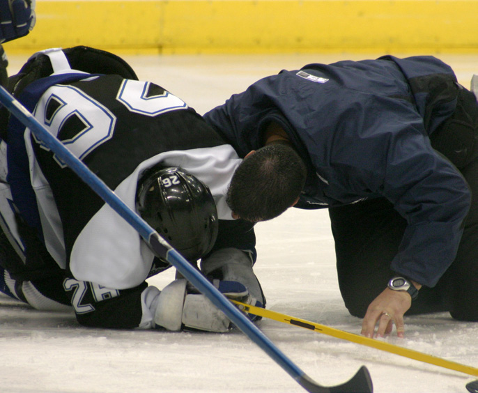 Au hockey, une des blessures les plus inquiétantes est :