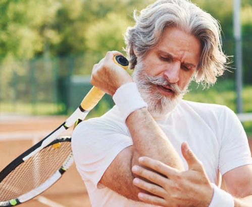 L’épicondylite latérale, plus connue sous le nom de tennis elbow, désigne :